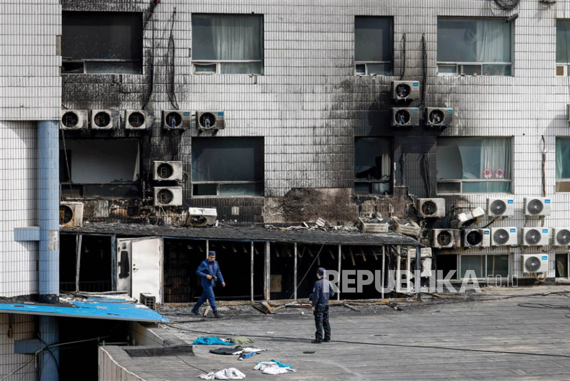  Penyelidik memeriksa tempat kejadian setelah kebakaran di Rumah Sakit Changfeng di Beijing, China, Rabu (19/4/2023). Sedikitnya 21 orang tewas setelah kebakaran di Rumah Sakit Changfeng di distrik Fengtai, lapor media pemerintah Beijing. Penyebab kebakaran saat ini sedang diselidiki.