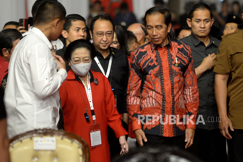 Presiden Joko Widodo bersama Ketua Umum PDIP Megawati Soekarnoputri berjalan menuju lokasi pembukaan Rakernas IV PDIP di JIExpo Kemayoran, Jakarta Pusat, Jumat (29/9/2023). 