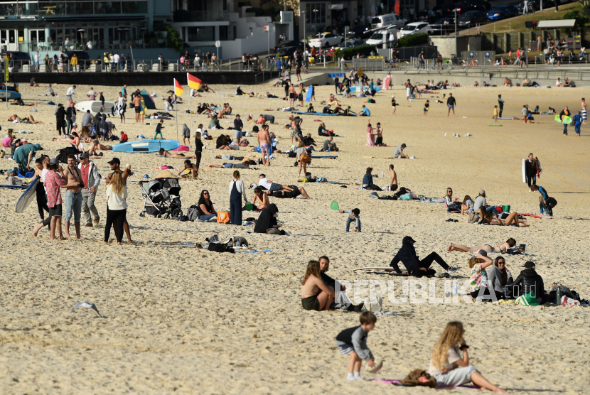  Orang-orang menikmati Bondi Beach di Sydney, Australia, 19 Juli 2020. Australia baru-baru ini melihat lonjakan kasus coronavirus, dengan sekelompok di negara bagian Victoria. Menurut laporan media, masker wajah akan menjadi wajib di daerah Melbourne.