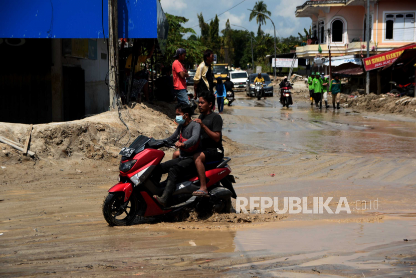 Sejumlah kendaraan melintas di Jalan Trans Sulawesi di Kabupaten Luwu Utara, Sulawesi Selatan yang terendam banjir (ilustrasi)