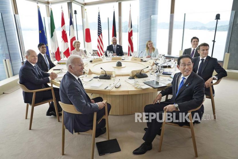 Kelompok tujuh negara kaya (G7) akan memutuskan dalam pertemuan puncak di Hiroshima, Jepang, untuk membatasi akses Rusia ke sistem keuangan global dan membekukan aset-asetnya di Barat