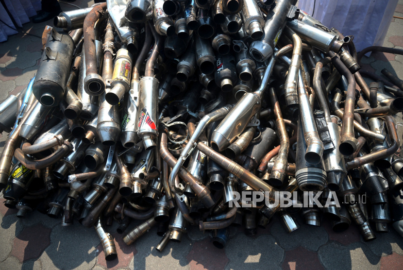 Tumpukan barang bukti knalpot brong yang dimusnahkan usai Apel Gelar Pasukan Operasi Mantap Brata Progo 2023-2024 di halaman Balia Kota Yogyakarta, Selasa (17/10/2023).