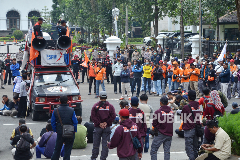 Puluhan buruh dari berbagai aliansi buruh menggelar unjuk rasa di depan Gedung Sate, Kota Bandung, Kamis (1/12/2022). Mereka menuntut kenaikan upah minimum kota/kabupaten (UMK) tahun 2023 sebesar 12 persen dari nilai UMK tahun 2022 .