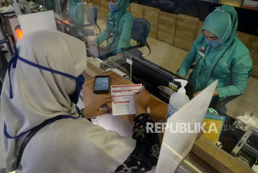 Daop 6 Imbau Pengguna Batalkan Tiket Lewat KAI Access. Petugas melayani calon penumpang yang melakukan pembatalan tiket kereta di Stasiun Pasar Senen, Jakarta.