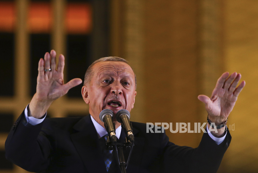Presiden Turki Recep Tayyip Erdogan berpidato di Istana Kepresidenan Turki di Antara, Turki, Ahad (28/5/2023) malam. Erdogan memenangi Pilpres Turki 2023 setelah unggul dalam putaran kedua atas lawannya, Kemal Kilicdaroglu. 
