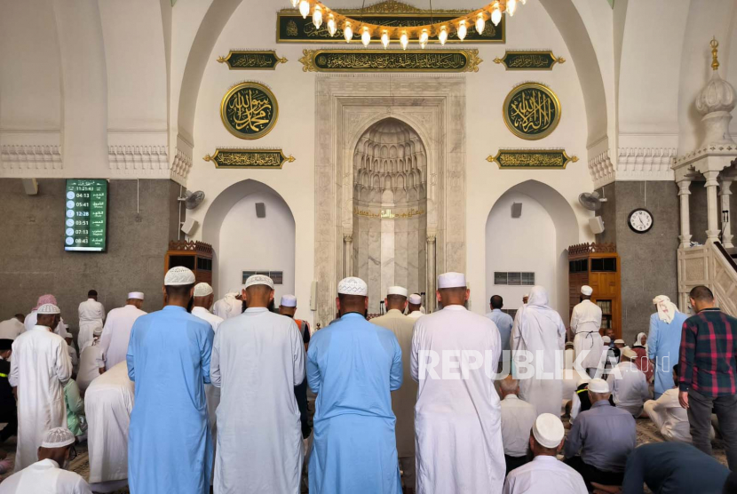 Jamaah dari berbagai negara melaksanakan sholat sunnah sambil menunggu waktu sholat Dzuhur di Masjid Quba, Madinah, Arab Saudi pada Sabtu (15/7/2023).