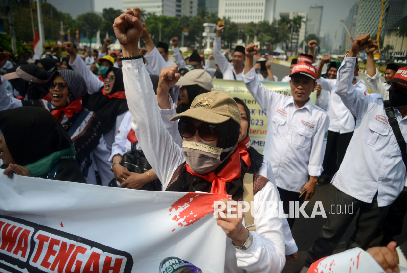 Sejumlah guru madrasah melakukan unjuk rasa di kawasan Patung Kuda Arjuna Wiwaha, Monas, Jakarta, Senin (26/6/2023).