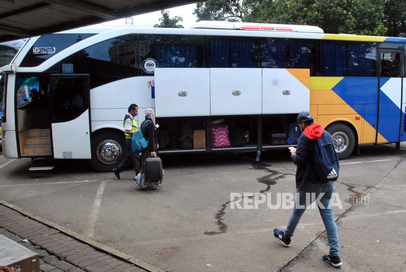 Layanan bus DAMRI di Pool Damri Botani Square, Pajajaran, Kota Bogor, Jawa Barat tujuan Bandara Soekarno-Hatta.