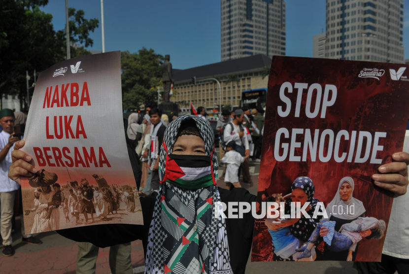 Massa dari Aliansi Rakyat Bela Palestina menggelar aksi peduli Palestina di kawasan Monumen Nasional (Monas), Jakarta, Ahad (18/5/2025).