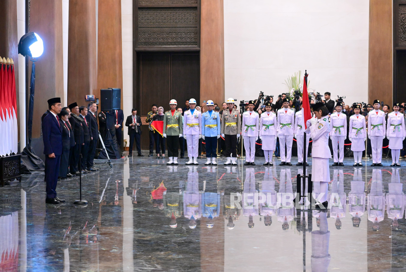 Presiden Joko Widodo memimpin upacara pengukuhan anggota Paskibraka 2024 di Istana Negara, Ibu Kota Nusantara (IKN), Kalimantan Timur, Selasa (13/8/2024). Presiden mengukuhkan 76 anggota Paskibraka 2024 yang nantinya akan bertugas di Istana Negara, IKN pada 17 Agustus 2024.