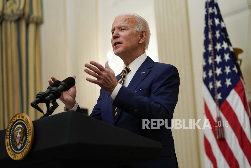 Presiden Joe Biden menyampaikan pidato tentang ekonomi di Ruang Makan Negara Gedung Putih di Washington.