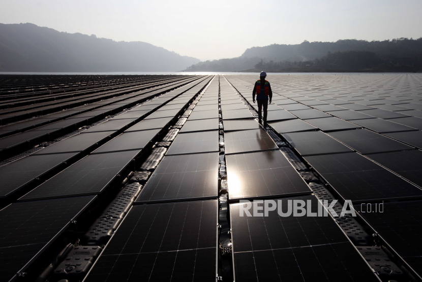 Technician checking solar panels on the Floating Solar Power Plant project at Cirata Reservoir, Purwakarta Regency, West Java, Tuesday (26/9/2023).