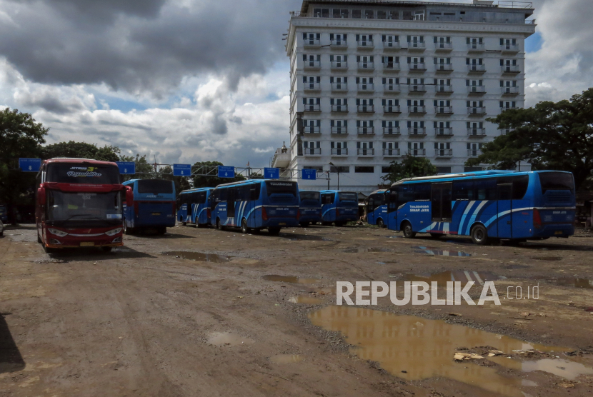 Sejumlah awak angkutan kota menunggu penumpang di Terminal Bubulak, Kota Bogor, Jawa Barat. Tidak terawatnya infrastruktur terminal dan rusaknya  jalan hingga tergenang air menyebabkan aktivitas penumpang terganggu serta mengurangi kenyamanan. 