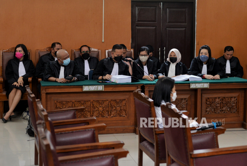 Jaksa penuntut umum (JPU) membacakan tuntutan kepada terdakwa Putri Candrawathi di Pengadilan Negeri Jakarta Selatan, Rabu (18/1/2023). Sidang tersebut beragendakan pembacaan tuntutan oleh jaksa penuntut umum (JPU) dengan terdakwa Putri Candrawathi.