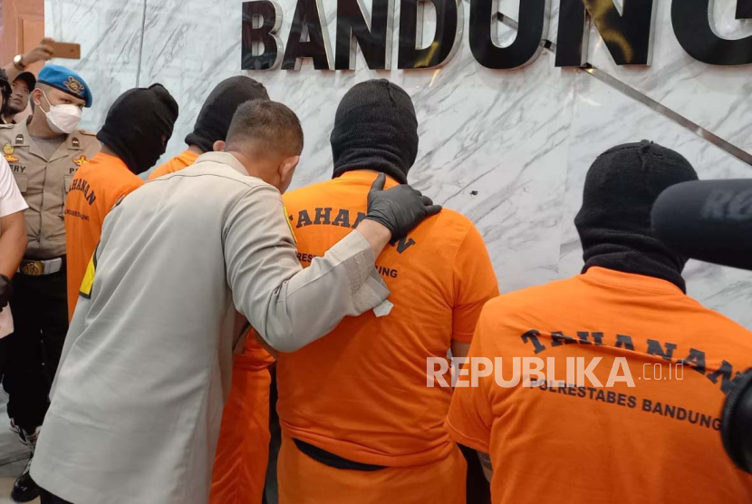 Satreskrim Polrestabes Bandung bersama unit reskrim Polsek Cinambo berhasil menangkap empat orang pelaku penyekapan terhadap dua orang asisten rumah tangga (ART) dan satu orang bocah berusia 14 tahun di perumahan Bandung Timur Regency, Rabu (7/2/2024) lalu. 