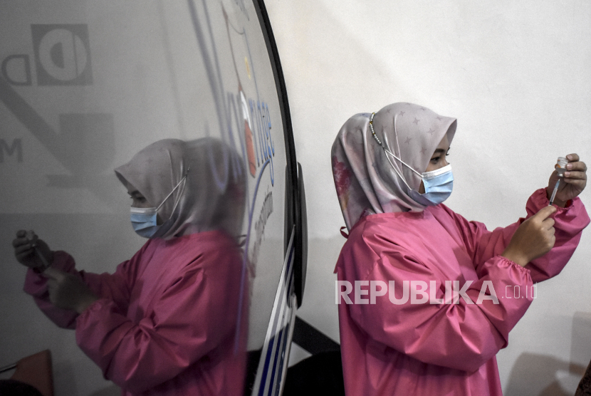 Vaksinator bersiap untuk melakukan vaksinasi di Gedung Bandung Planning Gallery, Jalan Aceh, Kota Bandung, Jumat (26/3). Sedikitnya 300 pekerja media menerima vaksin Covid-19 Sinovac dosis pertama pada pelaksanaan vaksinasi tahap kedua di Kota Bandung. Foto: Republika/Abdan Syakura