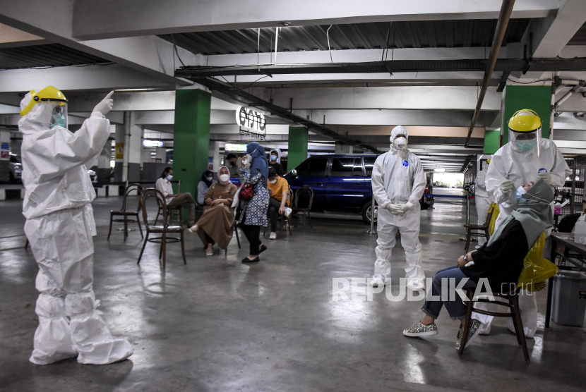 Pengunjung menjalani rapid test antigen di Trans Studio Mall, Jalan Gatot Subroto, Kota Bandung