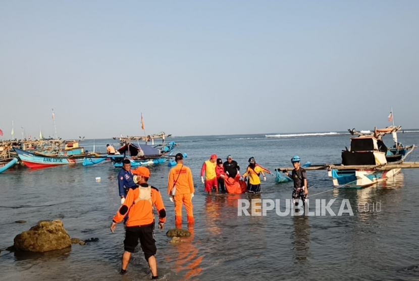 Tim SAR gabungan mengevakuasi jenazah wisatawan yang sebelumnya dilaporkan tenggelam di Pantai Pasir Putih, Kecamatan Ciracap, Kabupaten Sukabumi, Jawa Barat, Ahad (11/6/2023).