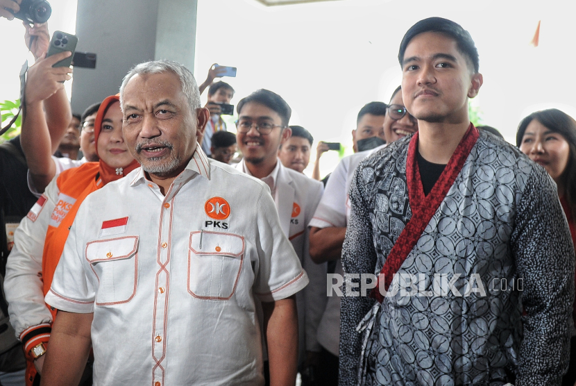 Ketua Umum PSI Kaesang Pangarep (kanan) tiba disambut Presiden PKS Ahmad Syaikhu di kantor DPP PKS, Jakarta, Senin (8/7/2024). Pertemuan tersebut dalam rangka silaturahmi sekaligus membahas tentang peluang koalisi dalam menghadapi Pilkada serentak tahun 2024. Sebelumnya, Ketua Umum PSI Kaesang Pangarep mengatakan bahwa partainya tetap membuka komunikasi untuk berkoalisi dengan PKS atau partai lainnya  dalam Pilkada 2024.