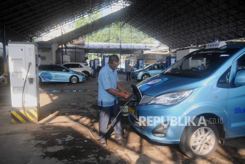 Sopir mengisi daya mobil listrik di Kantor Operasional Blue Bird, Jakarta, Senin (26/6/2023). PT Blue Bird Tbk menargetkan penambahan hingga 500 unit armada listrik dari total gabungan BYD E6, BYD T3 dan Ioniq 5. Implementasi ini sejalan dengan komitmen Visi Keberlanjutan Bluebird pada pilar BlueSky dengan agenda pengurangan emisi hingga 50 persen pada tahun 2030.