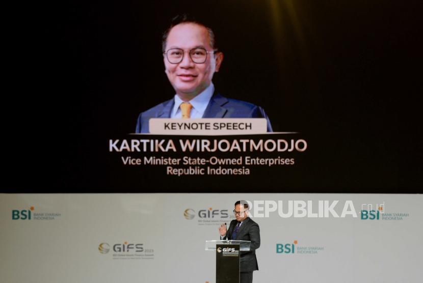 Wakil Menteri BUMN Kartika Wirjoatmodjo bersiap menyampaikan sambutan saat pembukaan BSI Global Islamic Finance Summit (GIFS) 2023 di Jakarta, Rabu (15/2/2023). 