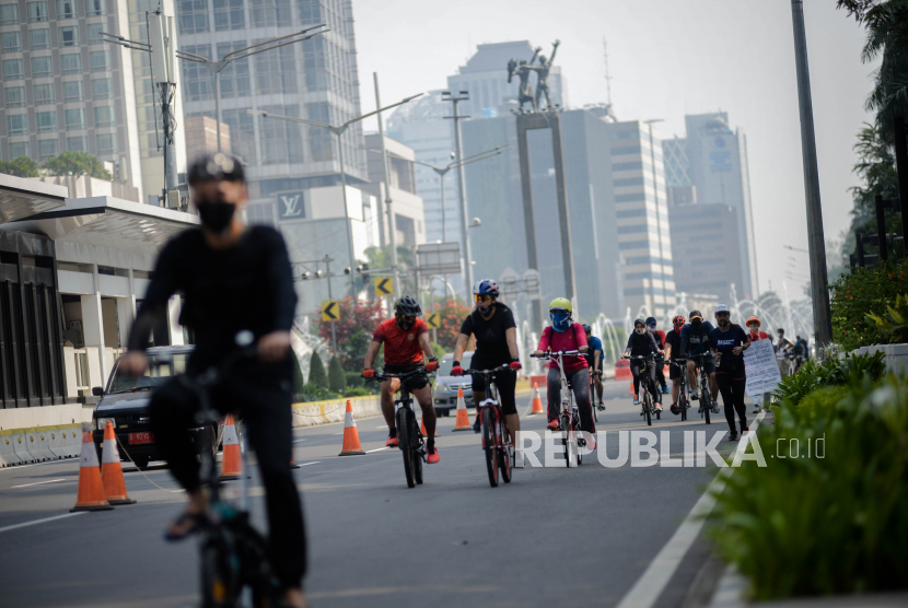 Warga mengendarai sepeda di Kawasan Khusus Pesepeda di Jalan Thamrin-Sudirman, Jakarta, Ahad (6/9). Angka positif Covid-19 di DKI Jakarta selama sepekan terakhir mencapai 13 persen, angka tersebut melampaui ambang batas Organisasi Kesehatan Dunia (WHO) yakni dibawah 5 persen. Republika/Thoudy Badai
