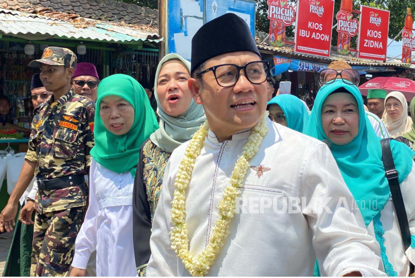 Ketua Umum PKB, Muhaimin Iskandar, memulai Tour De Wali Songo dengan berziarah ke makam Sunan Gunung Jati di Kabupaten Cirebon, Jumat (8/9/2023). 