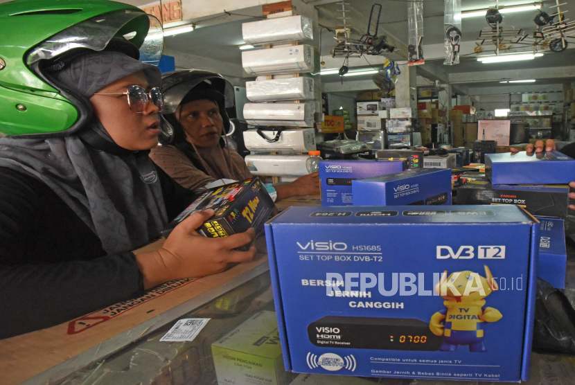 Warga memilih perangkat set top box (STB) di sebuah toko elektronik di Pasar Induk Rau Kota Serang, Banten, Selasa (8/11/2022). Harga perangkat penangkap siaran tv digital tersebut naik tajam dari semula Rp200 ribu menjadi Rp400 ribu per unit akibat naiknya permintaan. 167 Warga Bangka Diusulkan Terima Bantuan Set Top Box