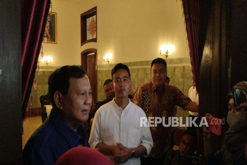 Menteri Pertahanan RI sekaligus Ketua Umum Partai Gerindra, Prabowo Subianto (kiri) usai makan malam bersama Wali Kota Solo Gibran Rakabuming Raka di Loji Gandrung, Solo, Selasa (24/1/2023).