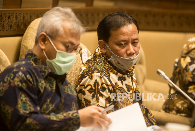 Ketua Bawaslu Abhan (kiri) bersama Ketua KPU Arief Budiman (kanan) mendengarkan pendapat anggota DPR  Komisi II saat mengikuti Rapat Dengar Pendapat di komplek Parlemen, Jakarta, Kamis (25/6/2020). Dalam rapat tersebut KPU ajukan tambahan anggaran sebesar Rp696,6 miliar dan Bawaslu Rp699 miliar untuk tahun 2021.  ANTARA FOTO/Muhammad Adimaja/nz