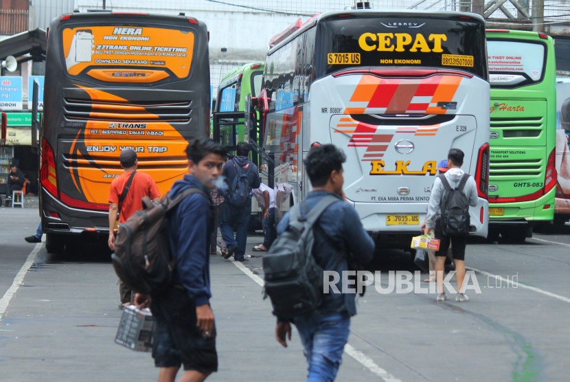 Para calon penumpang menuju bus sesuai daerah tujuan di Terminal Cicaheum, Kota Bandung