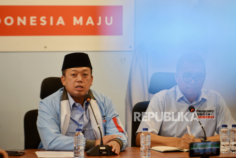 Sekretaris Tim Kampanye Nasional (TKN) Prabowo-Gibran, Nusron Wahid (kiri bersama Wakil Komandan Alpha (Teritorial) Tim Kampanye Nasional (TKN) Prabowo-Gibran, Nusron Wahid.