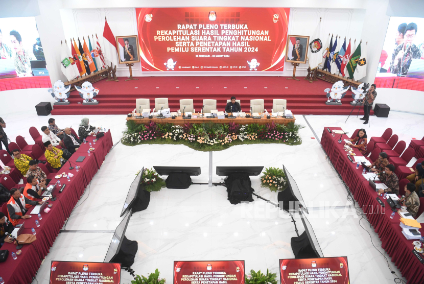 Rapat pleno rekapitulasi penghitungan surat suara  di Gedung KPU, Jakarta, Senin (4/3/2024).