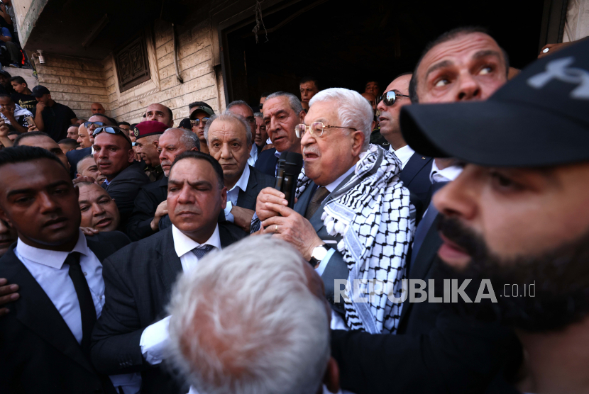 Presiden Palestina Mahmoud Abbas menyapa para simpatisan di kamp pengungsi Jenin di Tepi Barat, Rabu, (12/7/2023). Kunjungan Abbas perjalanan pertamanya ke kamp tersebut sejak 2005 dilakukan seminggu setelah serangan maut Israel di Jenin yang meninggalkan kehancuran.