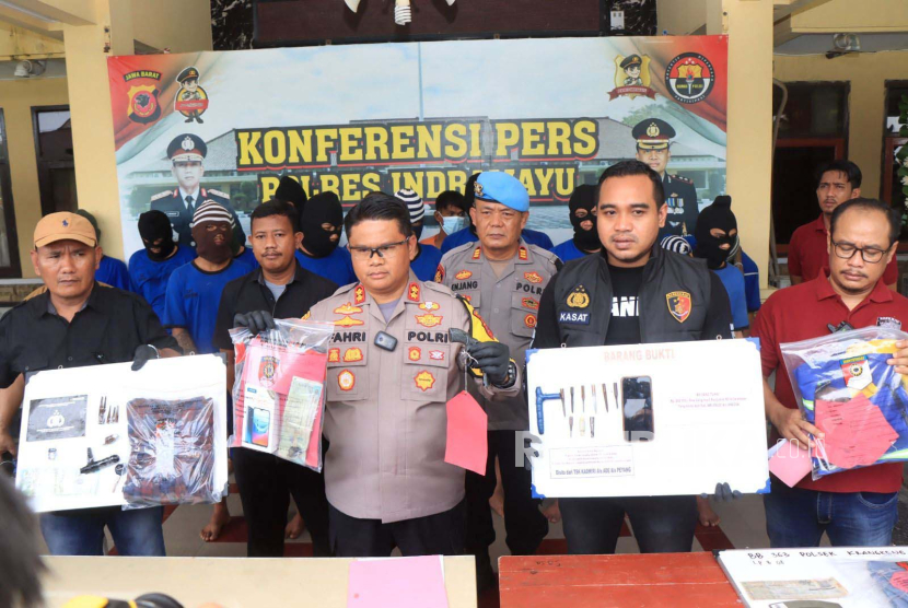 Kapolres Indramayu, AKBP M Fahri Siregar, menunjukkan sejumlah barang bukti dari berbagai kasus pengungkapan tindak pidana pencurian yang berhasil diungkap dalam Operasi Jaran Lodaya 2024, di Mapolres Indramayu, Rabu (22/5/2024). 