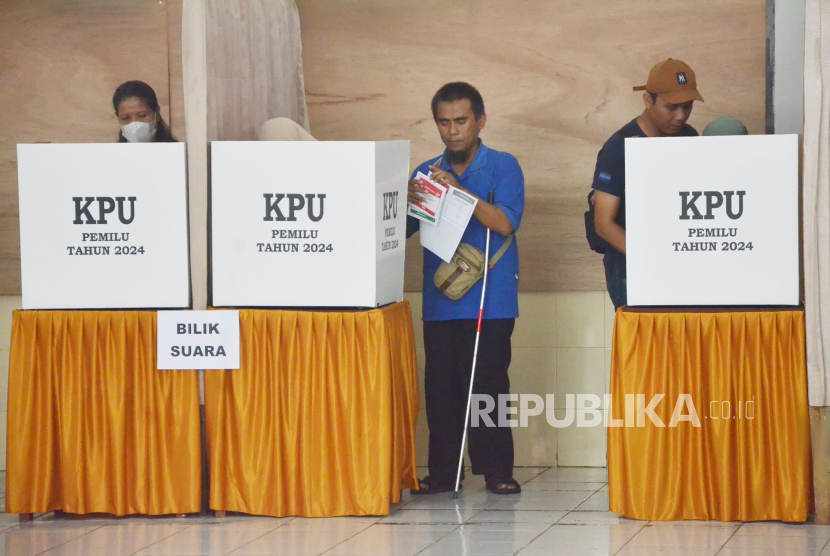 Warga menyalurkan hak pilihnya pada Pemilu 2024 di TPS Wyata Guna, Jalan Pajajaran, Kota Bandung, Jawa Barat, Rabu (14/2/2024). 