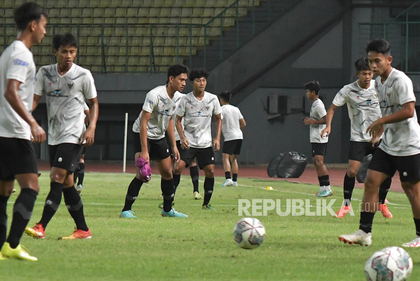 Sejumlah pesepak bola Timnas U-17 mengikuti latihan di Stadion Patriot Chandrabhaga, Bekasi, Jawa Barat, Senin (28/8/2023). Latihan tersebut sebagai persiapan menjelang pertandingan persahabatan melawan Korea Selatan pada Rabu (30/8) dan Piala Dunia U-17 yang akan digelar pada 10 November hingga 2 Desember 2023 di Indonesia.  