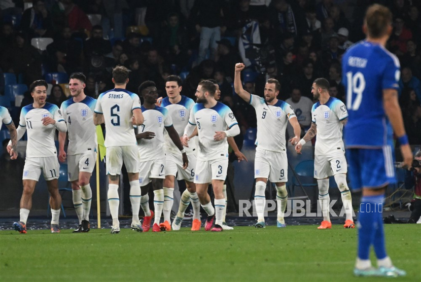  Harry Kane, merayakan golnya ke gawang timnas Italia bersama rekan-rekannya. Kane kini dalah Raja gol Inggris. 