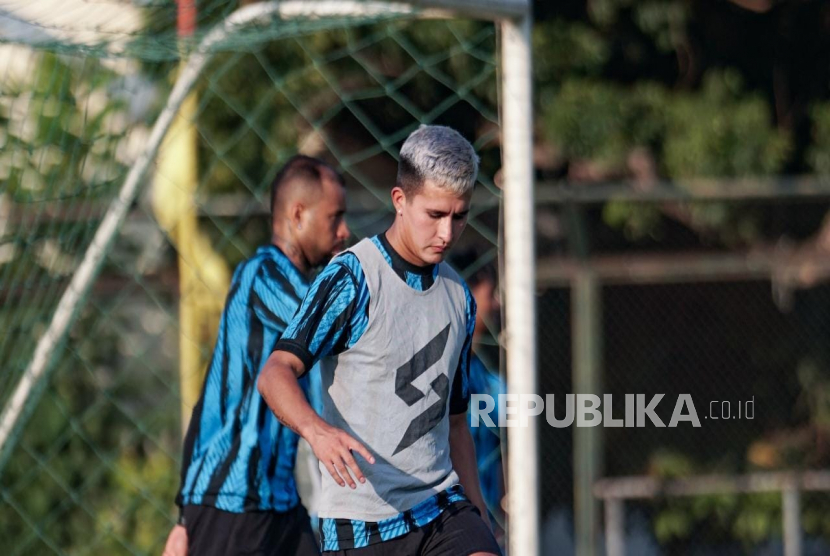 Pemain dengan posisi gelandang asal Argentina, Ariel Lucero, resmi menjadi bagian tim Arema FC.  