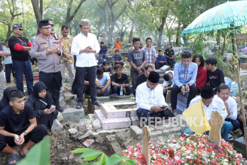Kapolres Indramayu, AKBP M Fahri Siregar, bertakziah dan menghadiri pemakaman ibunda dari anggota DPR RI dari Fraksi Golkar, Bambang Hermanto, Jumat (26/5/2023).  