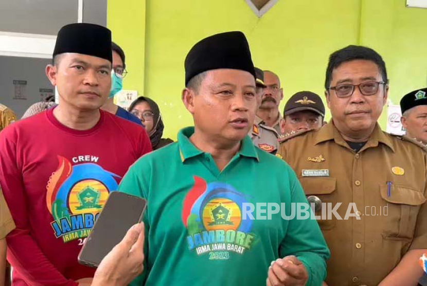 Wakil Gubernur Jawa Barat (Jabar) Uu Ruzhanul Ulum seusai menjenguk siswi SMK yang lehernya disayat di Kecamatan Rancah, Kabupaten Ciamis, Jabar, Selasa (20/6/2023). 
