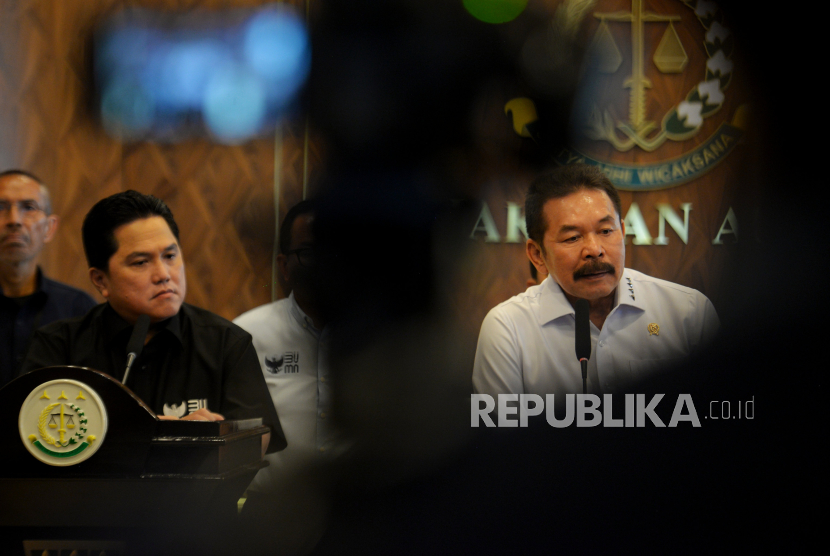 Jaksa Agung Sanitar Burhanuddin (kanan) bersama Menteri BUMN Erick Thohir (kiri) menyampaikan keterangan dalam konferensi pers di Gedung Kejaksaan Agung RI, Jakart, Selasa (3/10/2023). Konferensi pers tersebut dalam rangka menyampaikan keterangan terkait penyerahan hasil audit dana pensiun BUMN yang bermasalah untuk ditindaklanjuti oleh Kejaksaan Agung RI. Dari 48 dana pensiun BUMN yang diaudit, terdapat 4 dana pensiun yang bermasalah dengan total dugaan kerugian negara mencapai Rp300 miliar. Erick mengungkapkan hampir 70 persen dana pensiun yang dikelola oleh BUMN berada dalam kondisi yang tidak sehat.