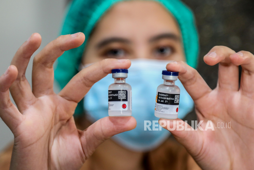  Seorang petugas kesehatan menunjukkan dosis vaksin COVID-19 Sinovac saat program vaksinasi di Medan, Sumatera Utara, Indonesia, 25 Maret 2021. 