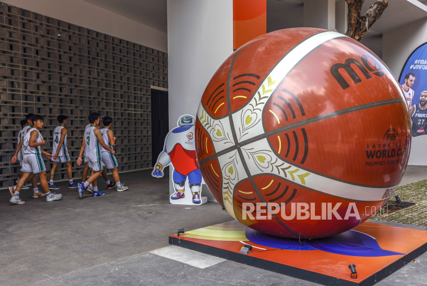 Para pelajar berjalan di luar Indonesia Arena, venue FIBA Basketball World Cup 2023 di Jakarta, Indonesia, Kamis (24/8/2023).