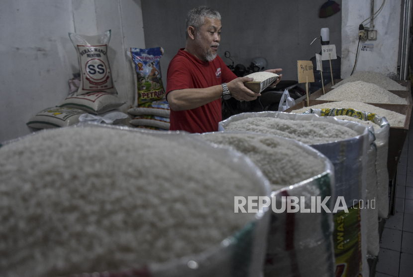 Pedagang beras berkativitas di kiosnya di Pasar Kosambi, Kota Bandung. Ketua Umum Kamar Dagang dan Industri (Kadin) Indonesia Arsjad Rasjid mengingatkan, Indonesia perlu mewaspadai dampak disparitas harga beras yang terlalu tinggi. Hal itu sejalan dengan apa yang dikemukakan oleh Bank Dunia. 