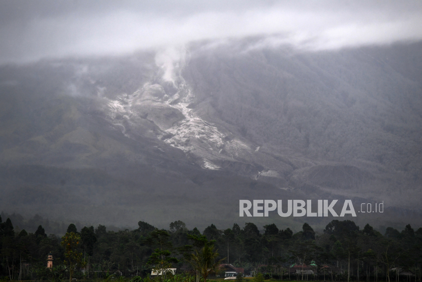 Gunung Semeru mengeluarkan lava pijar terlihat dari Desa Oro Oro Ombo, Lumajang, Jawa Timur, Minggu (17/1/2021). Gunung Semeru kembali erupsi dan mengeluarkan awan panas guguran sejauh 4,5 kilometer pada Sabtu (16/1) dan warga di sekitar gunung tersebut  diiimbau agar waspada akan potensi bencana yang ditimbulkan.