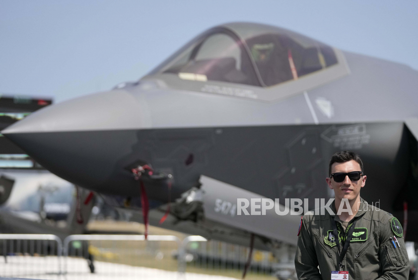 Letnan Satu Walker Gall berpose di depan pesawat tempur F35 Lightning 2 di pameran Farnborough Air Show di Farnborough, Inggris, Senin, 18 Juli 2022. Sebanyak 1.191 peserta pameran dari seluruh dunia menunjukkan perkembangan terbaru mereka di Future Flight, Space, Defense , Inovasi, Keberlanjutan dan Tenaga Kerja dari 18 Juli hingga 22 Juli 2022. (