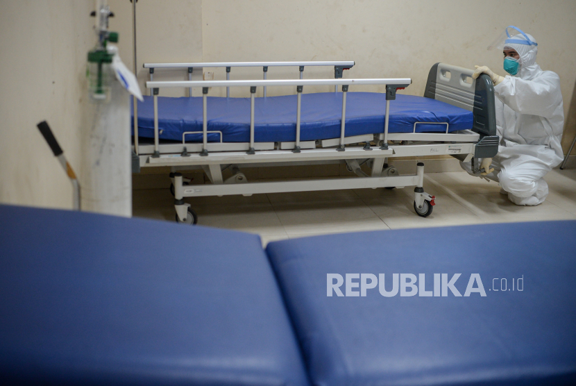 Tenaga medis mempersiapkan ruang klinik untuk pasien Covid-19 di Rumah Susun Nagrak, Cilincing, Jakarta Utara, (ilustrasi). Mengantisipasi puncak kasus Omicron, Pemerintah memastikan ketersediaan tempat karantina dan isolasi terpusat.