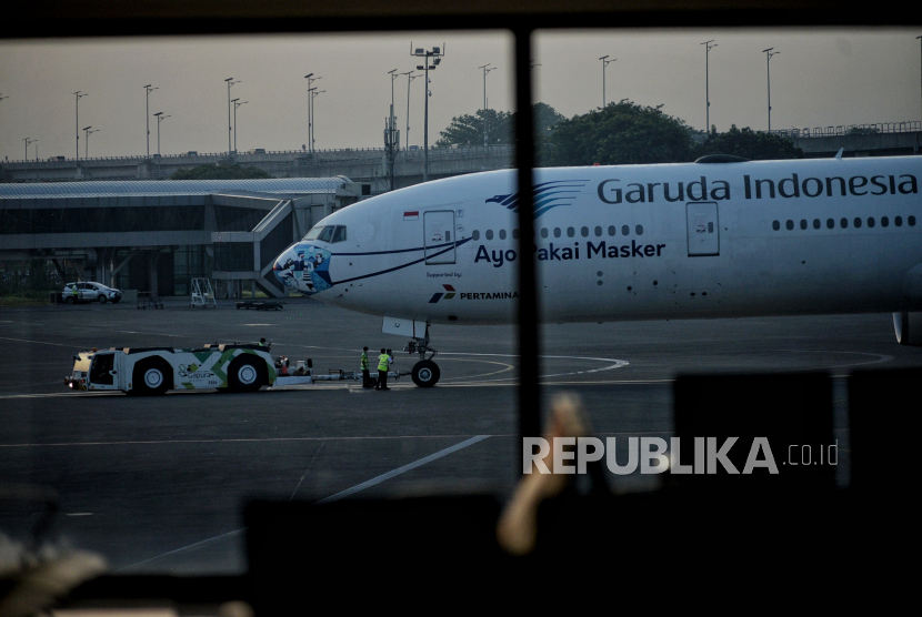 Pesawat yang membawa penumpang saat akan lepas landas di Terminal 2F Bandara Soekarno Hatta, Tangerang, Banten, Sabtu (4/6/2022).