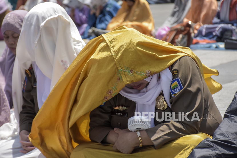 Aparatur Sipil Negara (ASN) menunggu pelaksanaan Shalat Istisqa atau Shalat meminta hujan di halaman Balai Kota Bandung.